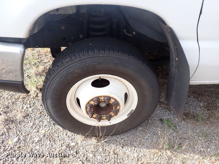 image for item DJ5617 2013 Ford E450 Super Duty  shuttle bus