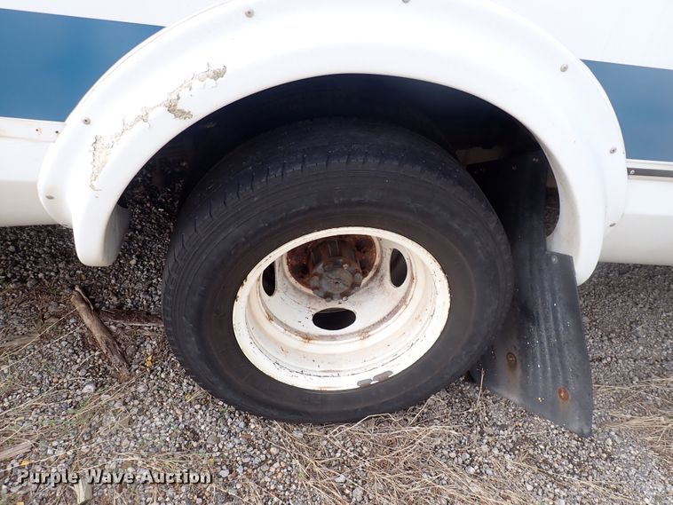 image for item DJ5617 2013 Ford E450 Super Duty  shuttle bus