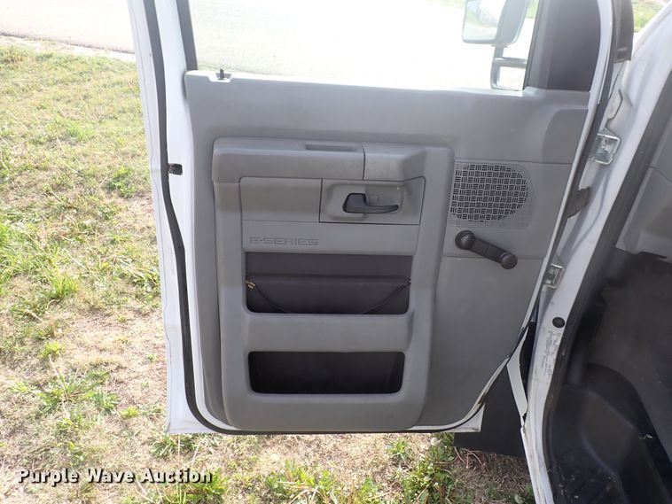 image for item DJ5618 2014 Ford E450 Super Duty  shuttle bus