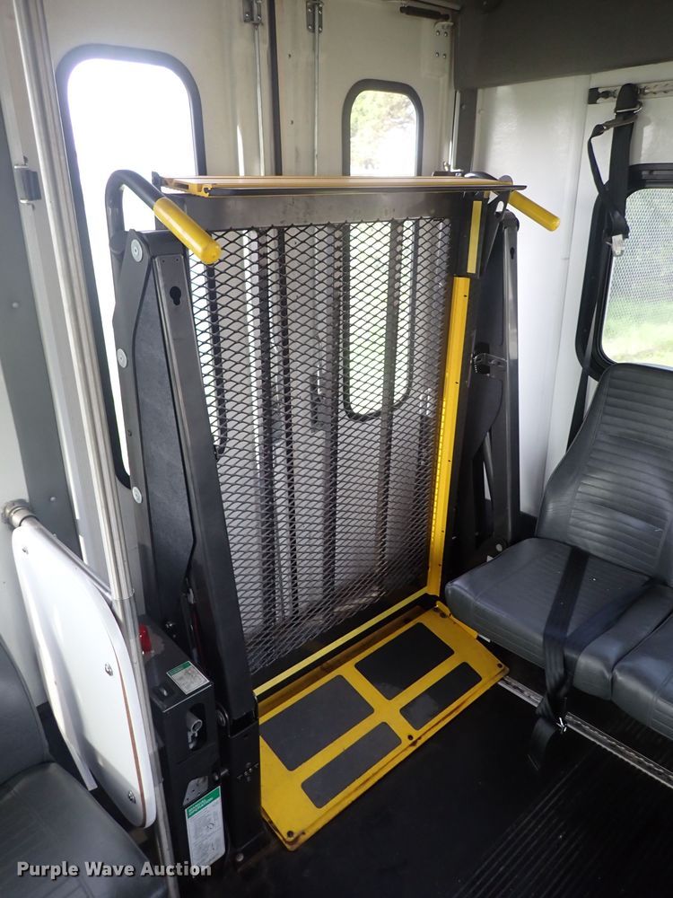 image for item DJ5618 2014 Ford E450 Super Duty  shuttle bus