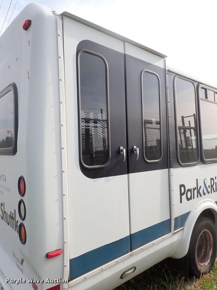 image for item DJ5618 2014 Ford E450 Super Duty  shuttle bus
