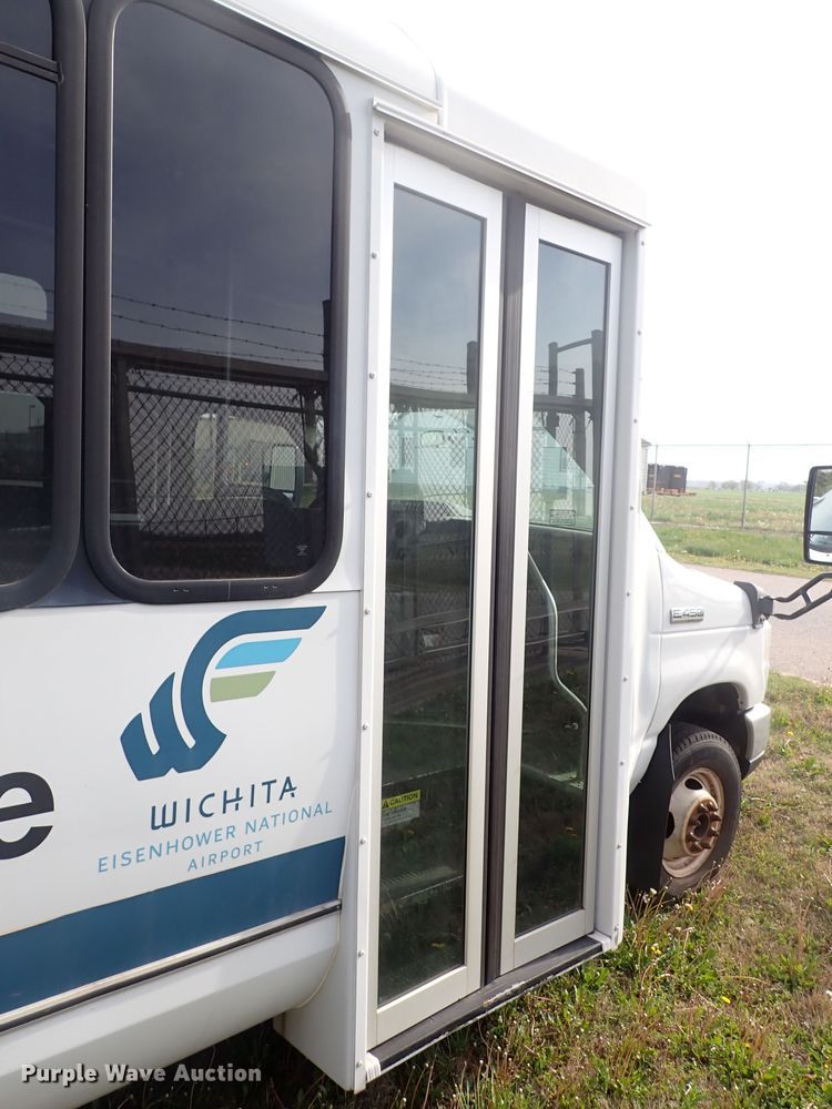 image for item DJ5618 2014 Ford E450 Super Duty  shuttle bus