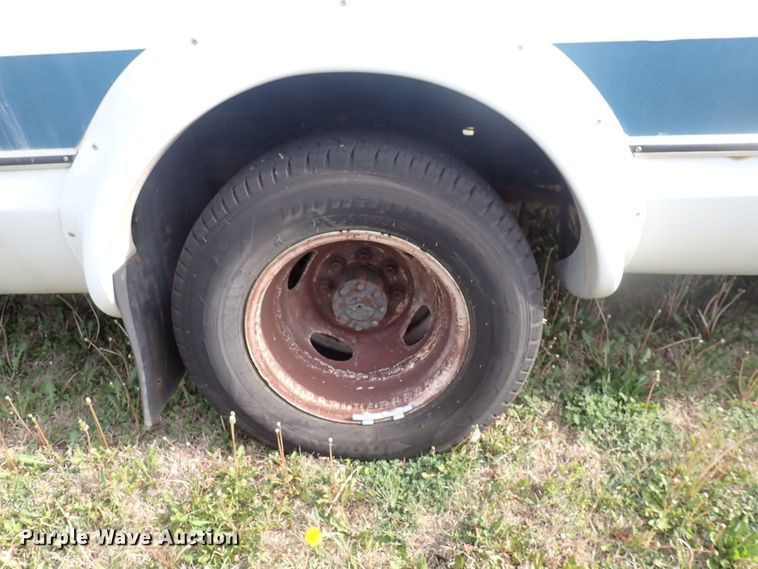 image for item DJ5618 2014 Ford E450 Super Duty  shuttle bus