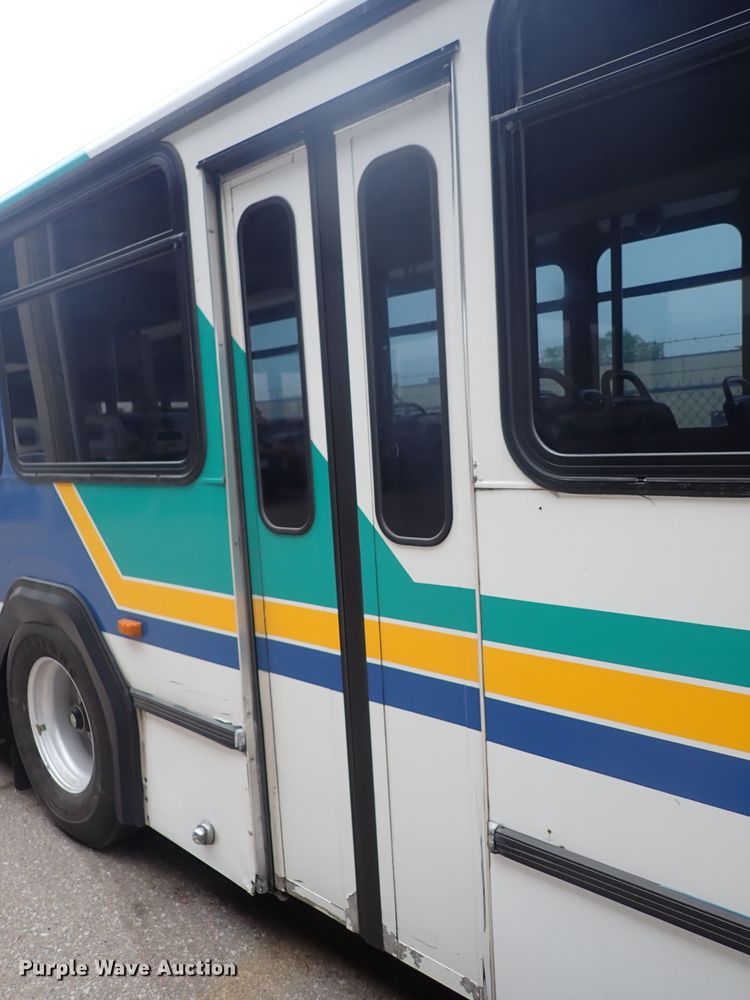 image for item DJ5626 2006 Gillig Phantom C29D096N4  transit bus