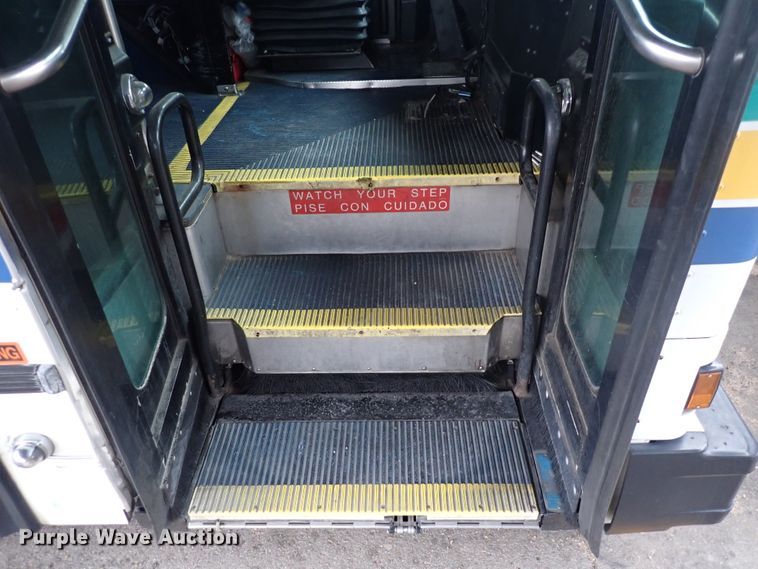 image for item DJ5630 2006 Gillig Phantom C29D096N4  transit bus