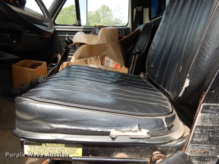 image for item DI6619 1992 Ford F700  dump flatbed truck