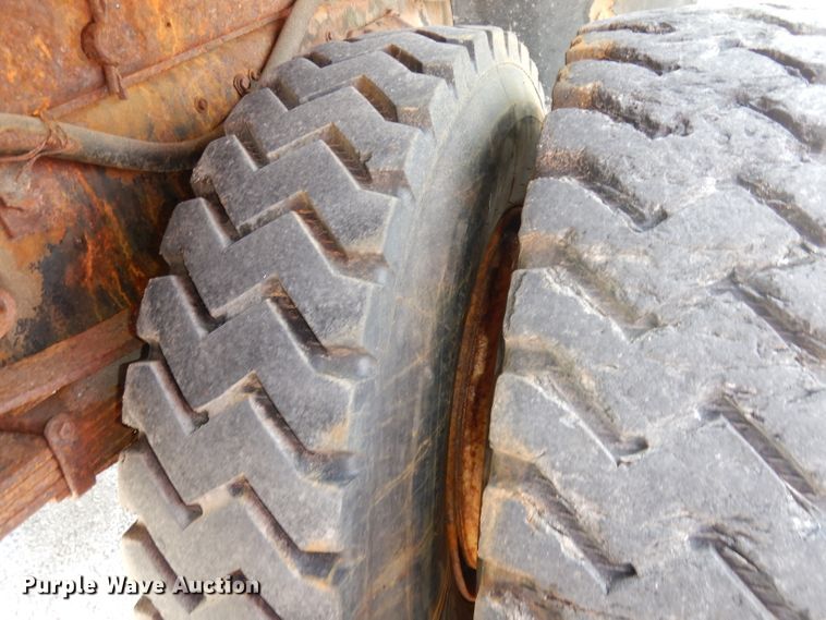 image for item DI6619 1992 Ford F700  dump flatbed truck