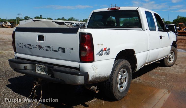 image for item DK5662 2004 Chevrolet Silverado 1500  Ext. Cab pickup truck
