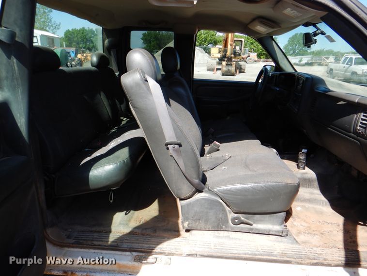 image for item DK5662 2004 Chevrolet Silverado 1500  Ext. Cab pickup truck