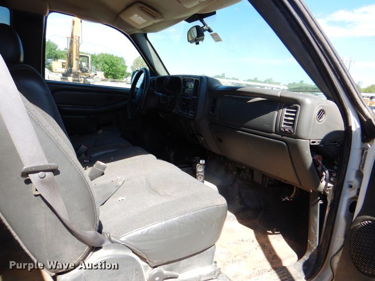 image for item DK5662 2004 Chevrolet Silverado 1500  Ext. Cab pickup truck