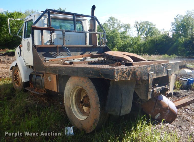 image for item DK5670 1991 International 8100  flatbed truck