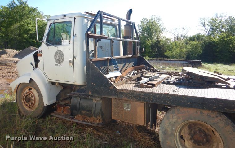 image for item DK5670 1991 International 8100  flatbed truck