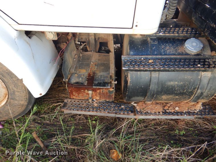 image for item DK5670 1991 International 8100  flatbed truck