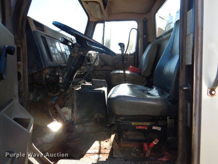 image for item DK5670 1991 International 8100  flatbed truck