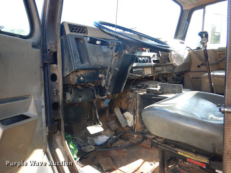 image for item DK5670 1991 International 8100  flatbed truck