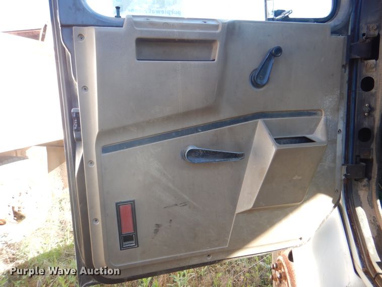 image for item DK5670 1991 International 8100  flatbed truck