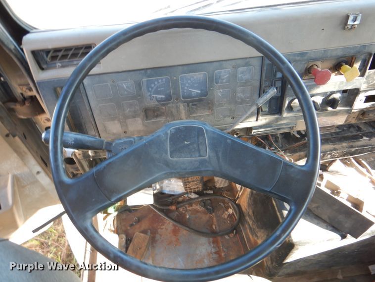 image for item DK5670 1991 International 8100  flatbed truck