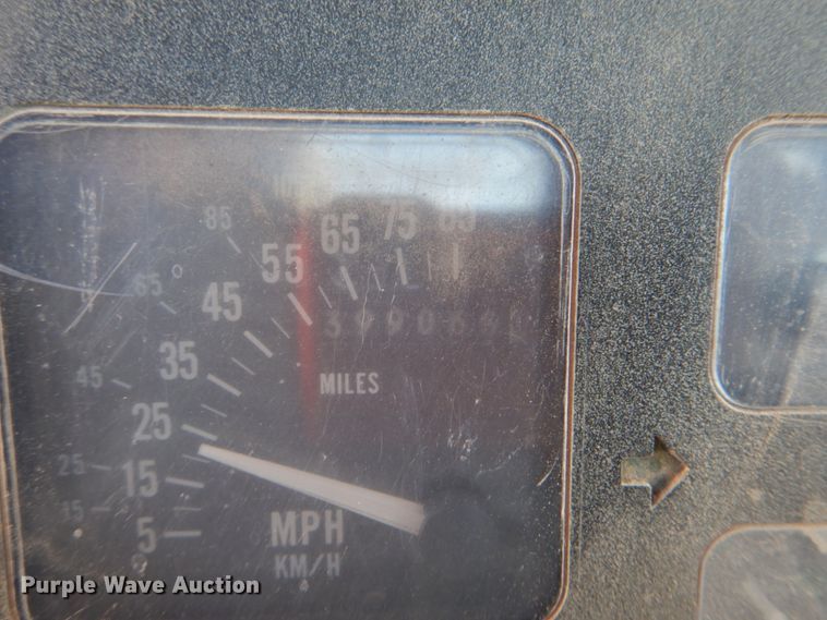 image for item DK5670 1991 International 8100  flatbed truck