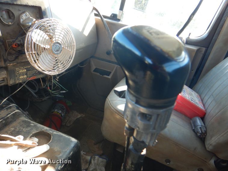 image for item DK5670 1991 International 8100  flatbed truck