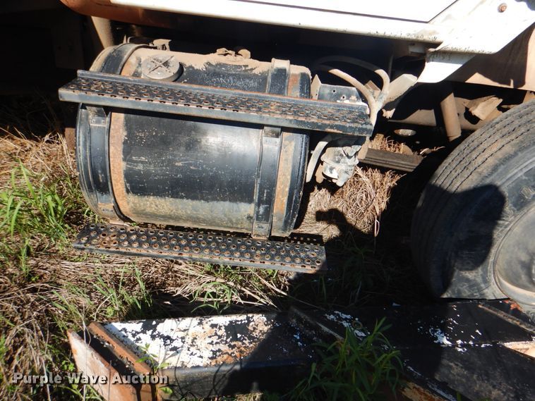 image for item DK5670 1991 International 8100  flatbed truck