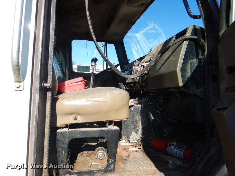 image for item DK5670 1991 International 8100  flatbed truck