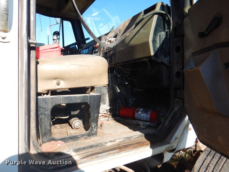 image for item DK5670 1991 International 8100  flatbed truck