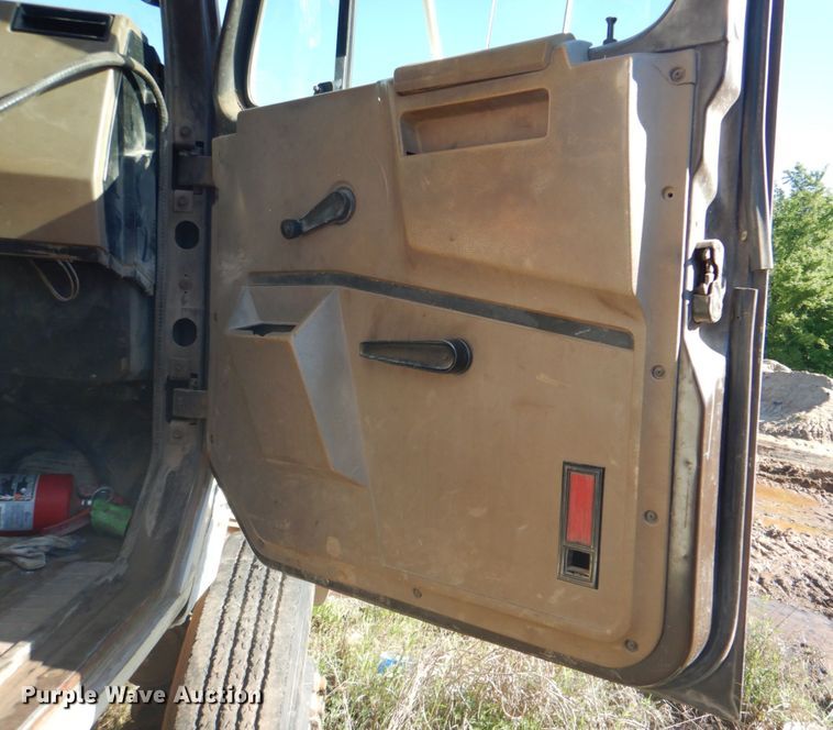 image for item DK5670 1991 International 8100  flatbed truck