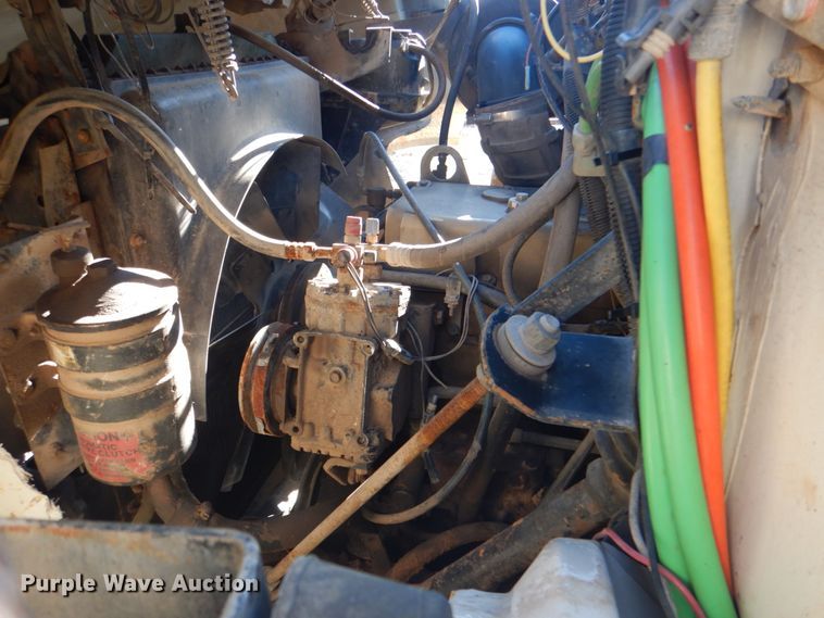 image for item DK5670 1991 International 8100  flatbed truck