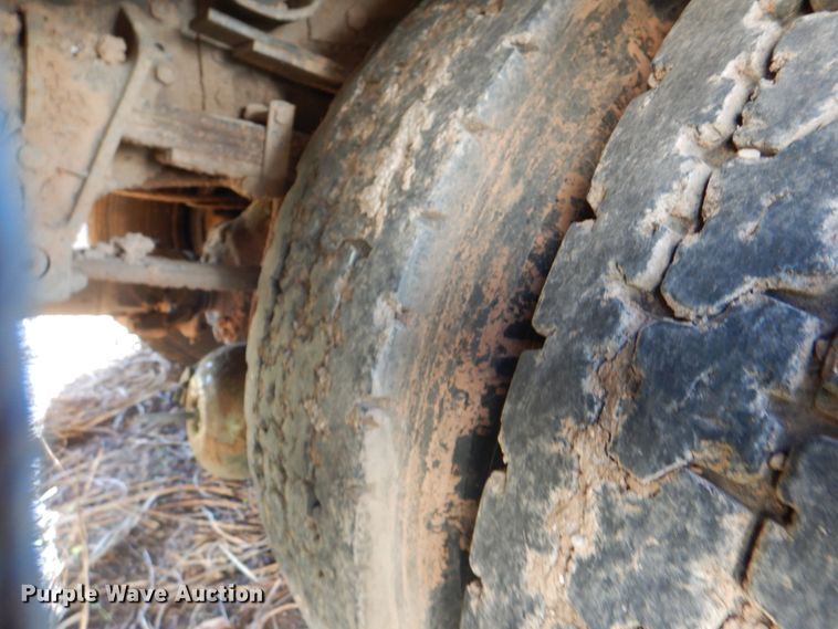 image for item DK5670 1991 International 8100  flatbed truck