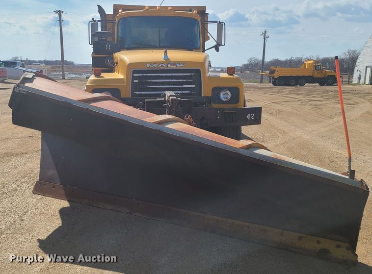 image for item HE9679 1999 Mack RD690S  dump truck