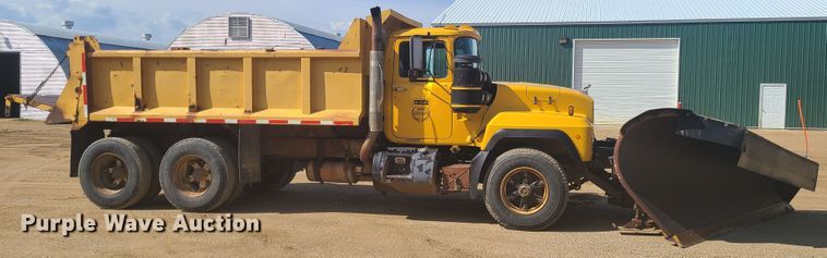 image for item HE9679 1999 Mack RD690S  dump truck