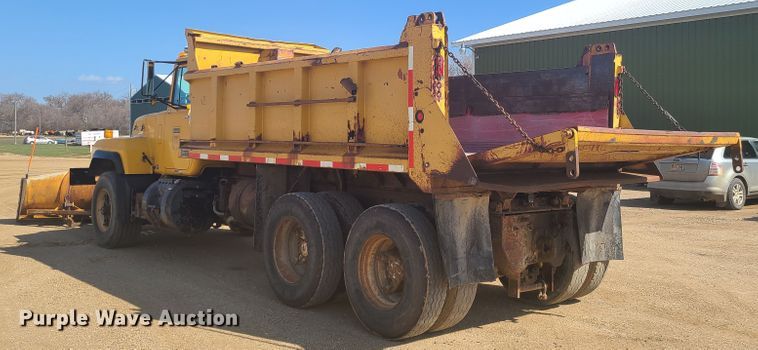 image for item HE9679 1999 Mack RD690S  dump truck