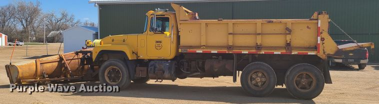 image for item HE9679 1999 Mack RD690S  dump truck