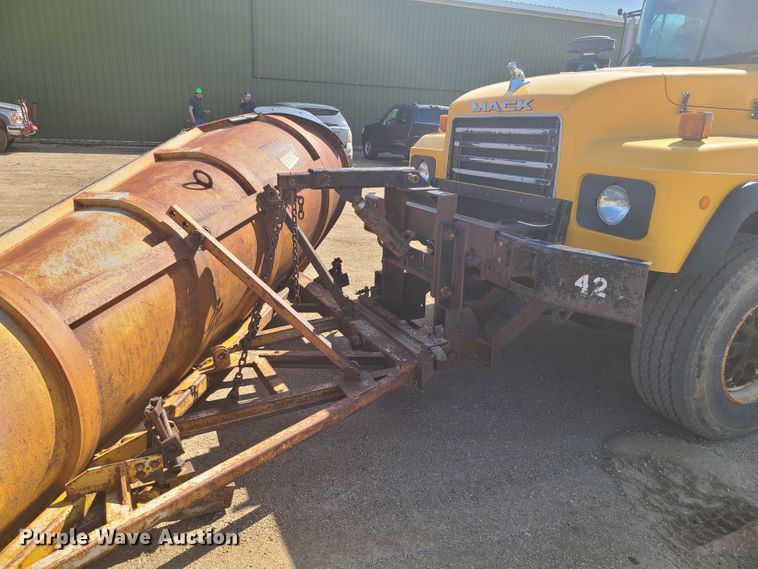 image for item HE9679 1999 Mack RD690S  dump truck