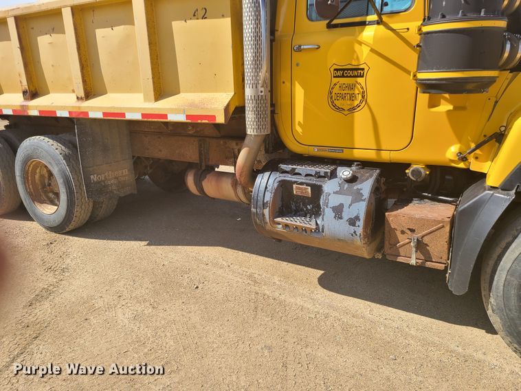 image for item HE9679 1999 Mack RD690S  dump truck