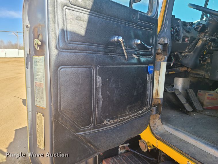 image for item HE9679 1999 Mack RD690S  dump truck