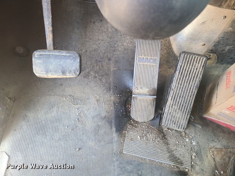 image for item HE9679 1999 Mack RD690S  dump truck