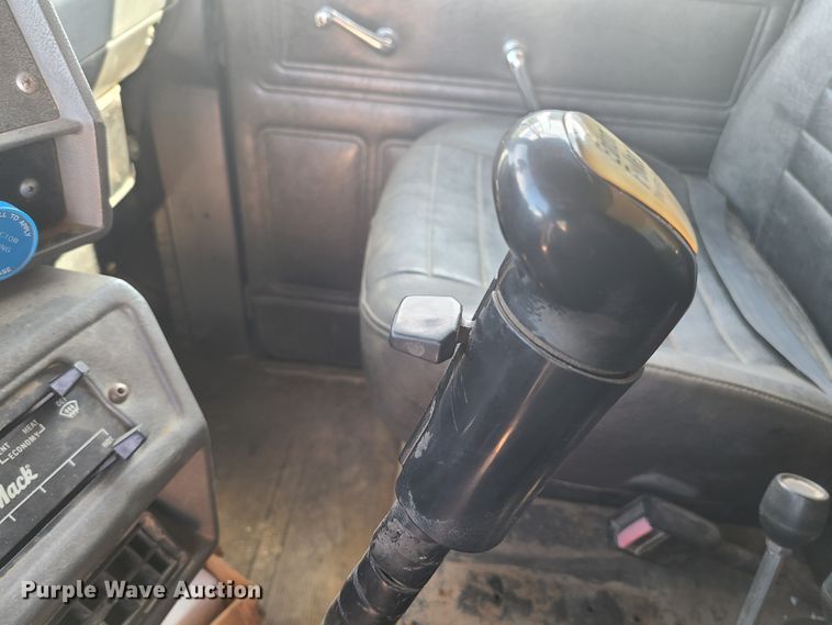 image for item HE9679 1999 Mack RD690S  dump truck