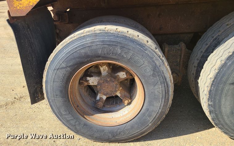 image for item HE9679 1999 Mack RD690S  dump truck