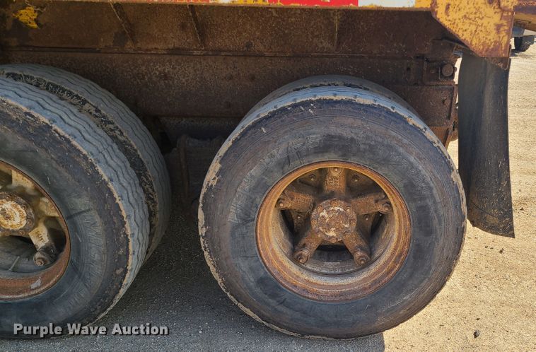 image for item HE9679 1999 Mack RD690S  dump truck