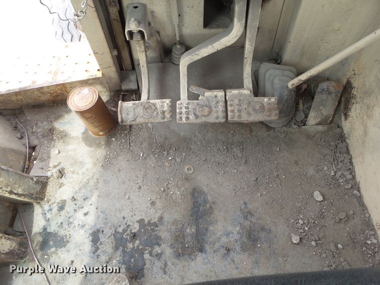 image for item HF9903 1983 John Deere 410B  backhoe