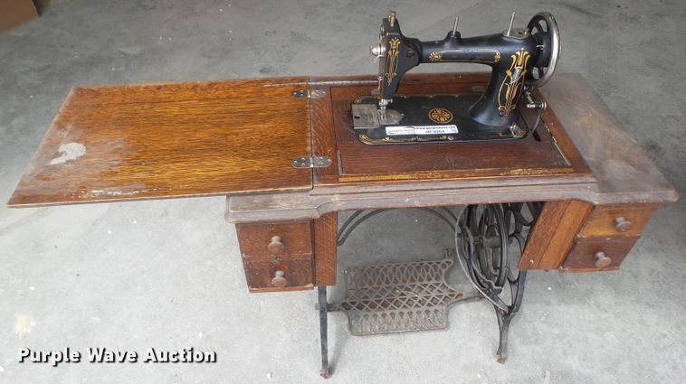 image for item HF9904 (2) Singer sewing machines