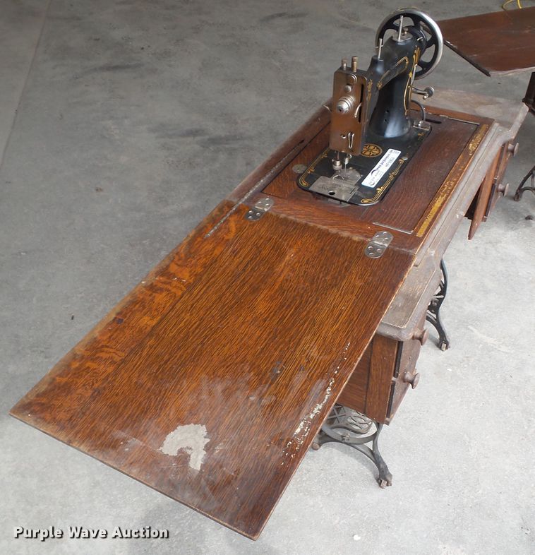 image for item HF9904 (2) Singer sewing machines