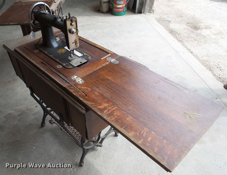 image for item HF9904 (2) Singer sewing machines