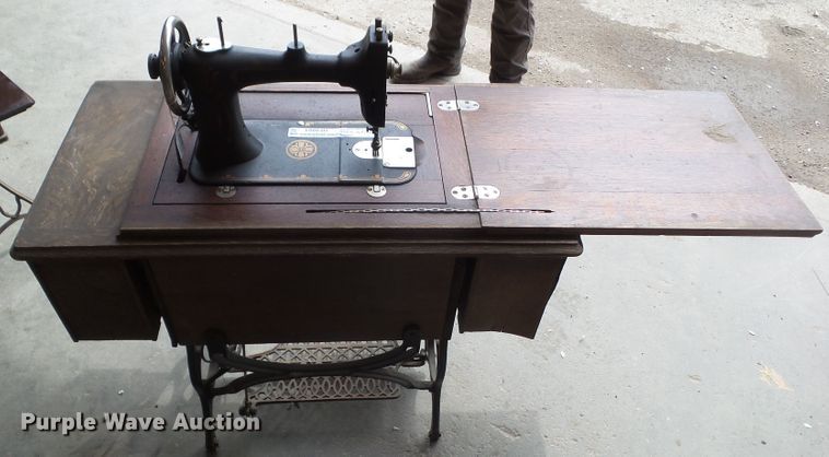 image for item HF9904 (2) Singer sewing machines