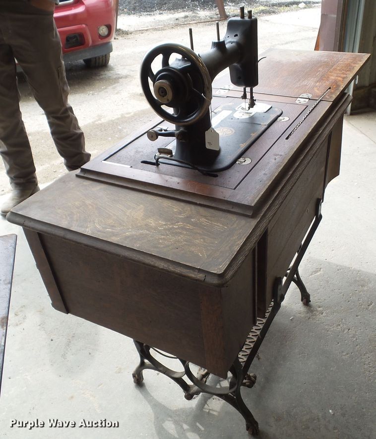 image for item HF9904 (2) Singer sewing machines