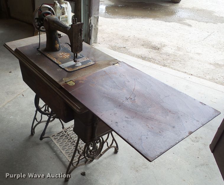 image for item HF9904 (2) Singer sewing machines