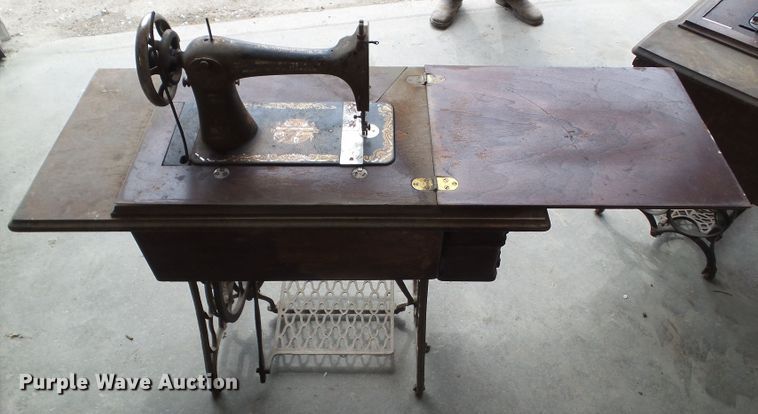 image for item HF9904 (2) Singer sewing machines
