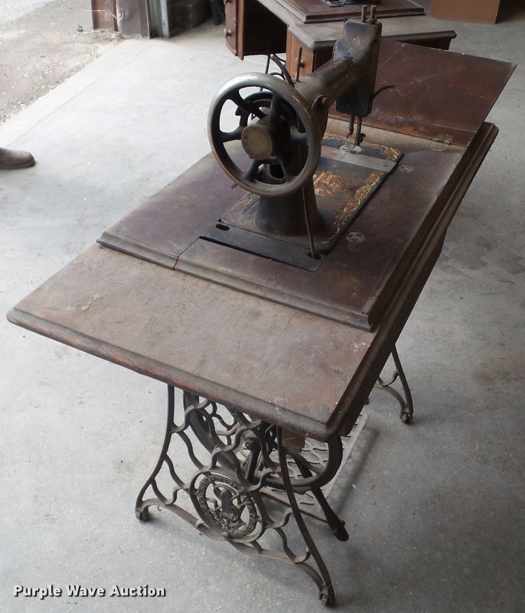 image for item HF9904 (2) Singer sewing machines