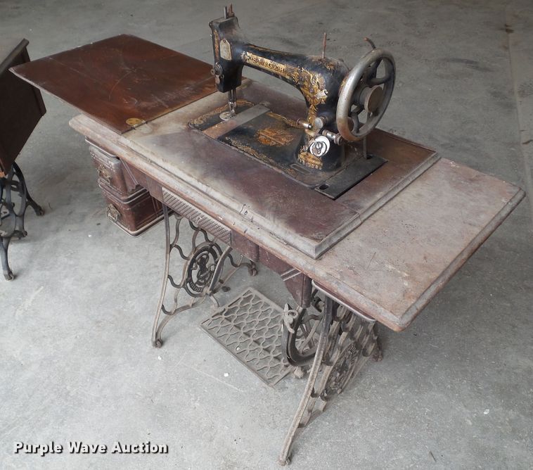 image for item HF9904 (2) Singer sewing machines